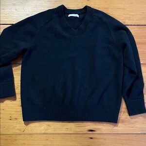 Everlane Women's V-Neck Black Sweater. Cashmere and wool